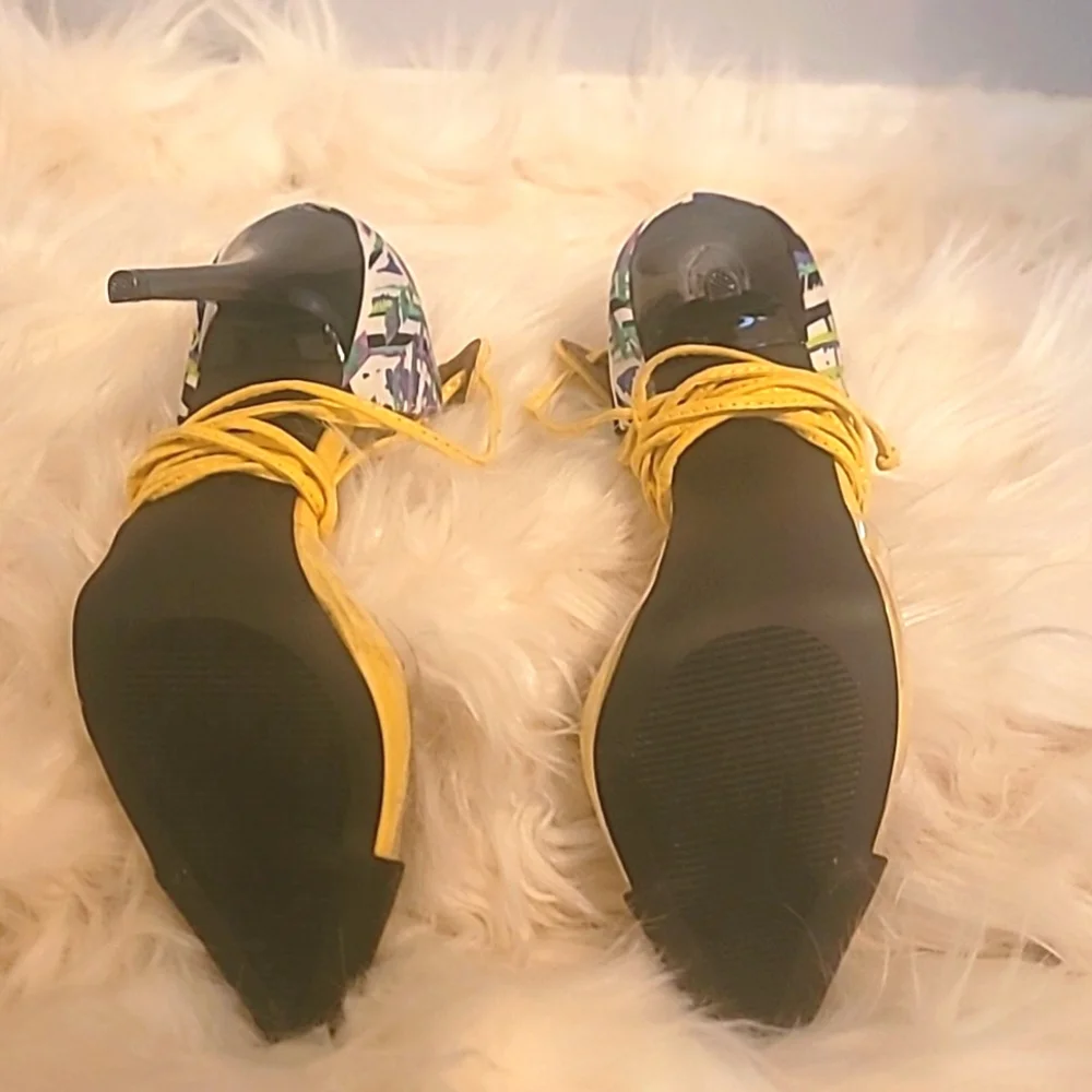 Gently use size 6 heels wrap around your ankle or leg - Picture 2 of 3